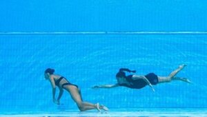Mundial de natación: Una nadadora sufrió un desmayo y fue rescatada por su entrenadora