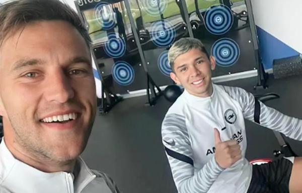 Una de las figuras del Brighton recibió a Enciso para comenzar a entrenar