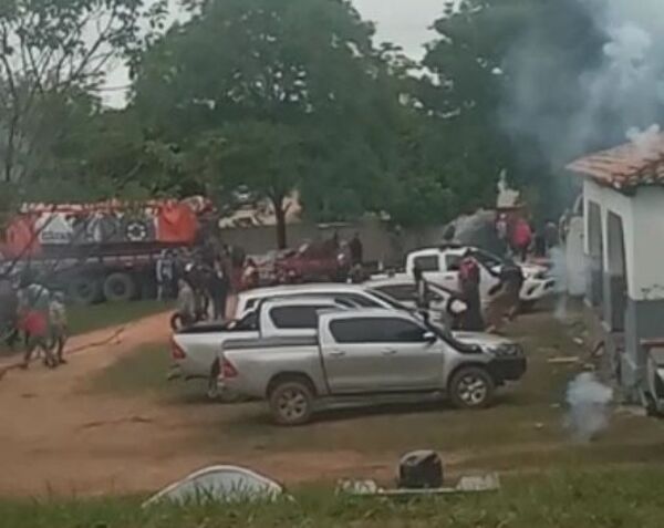 Turba atropella sede militar para recuperar mercadería de supuesto contrabando - Nacionales - ABC Color