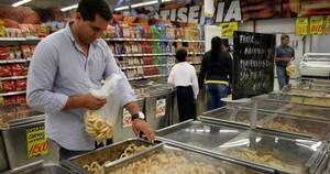 La Nación / Deducir el IVA en alimentos puede frenar el contrabando
