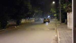 Diario HOY | Camioneta estacionada en el medio de la calle desde anoche