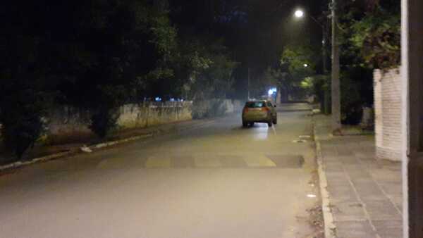 Diario HOY | Camioneta estacionada en el medio de la calle desde anoche