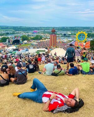 ¡El embajador británico fue con su Albirroja al festival Glastonbury! - Gente - ABC Color