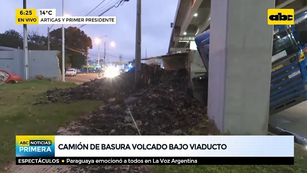 Camión con carga de basura vuelca sobre Primer Presidente