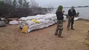 Turba atropelló base de la Armada y “recuperó” mercaderías incautadas