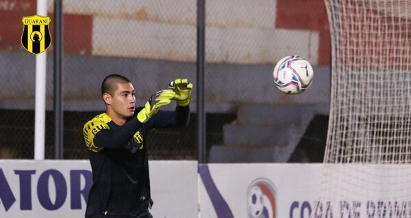 Aldo Pérez, el joven arquero que sigue invicto con Guaraní desde su debut