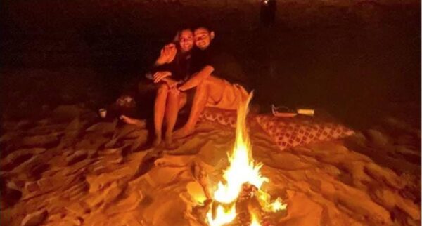 En medio del desierto, un jugador y su doña tuvieron una cena romántica