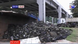 Camión de basura volcó en la rotonda del Jardín Botánico | Noticias Paraguay