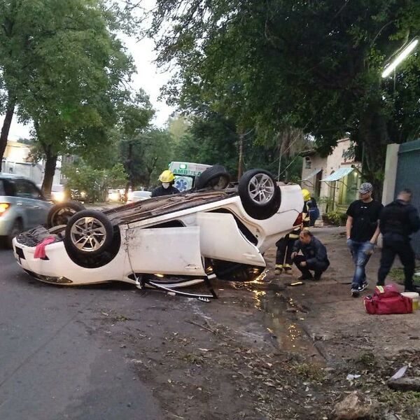 Vehículo vuelca a causa de un bache en avenida Mariscal López - Nacionales - ABC Color