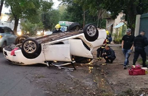 Vehículo vuelca a causa de un bache en Fernando de la Mora - Noticiero Paraguay