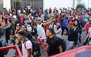 Caravana con 3.000 migrantes sale de sur de México en busca de regularización - Mundo - ABC Color