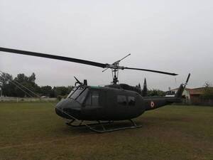 Crónica / Helicóptero de la FFAA usado para campaña de Velázquez quedó varado en medio de una cancha