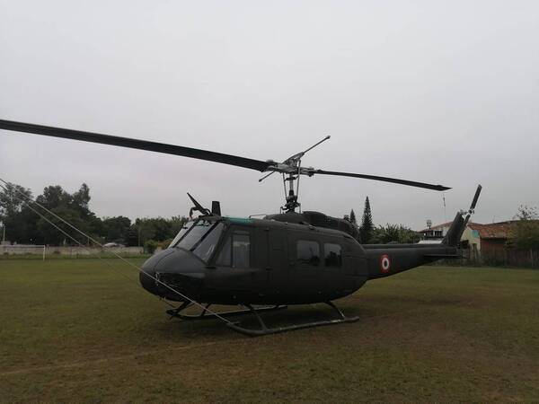 Crónica / Helicóptero de la FFAA usado para campaña de Velázquez quedó varado en medio de una cancha