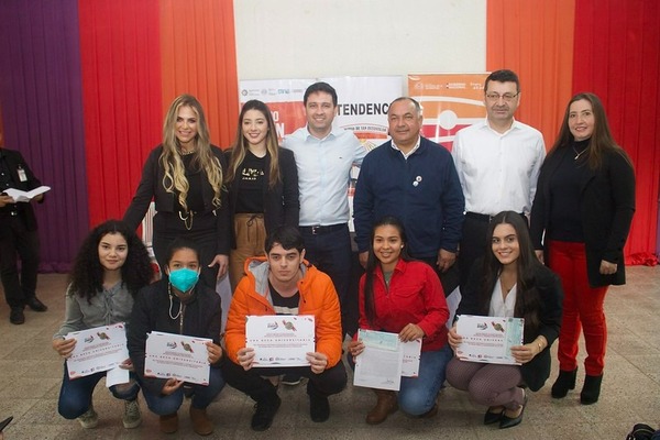 Más de 300 jóvenes de San Pedro renovaron sus becas universitarias de la SNJ - .::Agencia IP::.