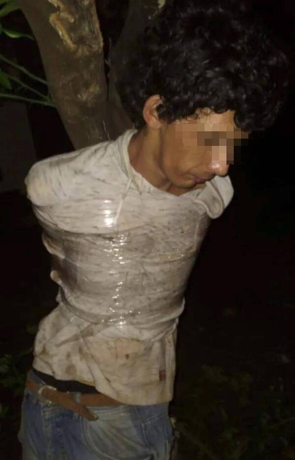 Crónica / Agarran a ladrón y tipo “momia” le dejan con cinta de embalaje