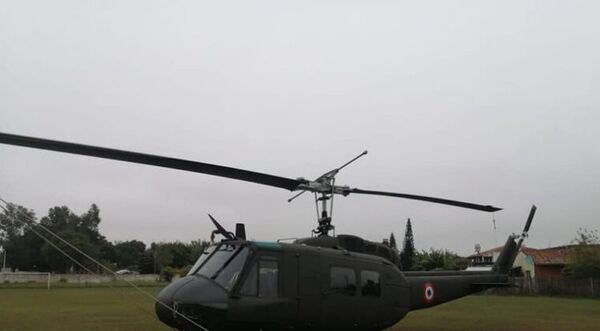 Helicóptero de la FFAA llevó a Velázquez y quedó varado en medio de una cancha