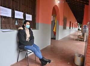 Madre se encadena frente a colegio de Lambaré y denuncia maltrato - Nacionales - ABC Color