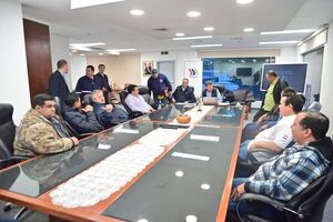 Camioneros exigen reducción de G. 1.000 por litro en combustibles a Petropar - Economía - ABC Color