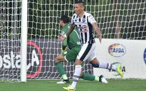 Crónica / Fabio Escobar seguirá chutando en este club a sus 40 años