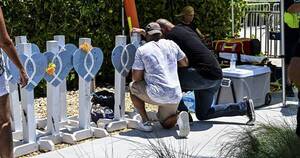 La Nación / La ciudad de Surfside rindió un homenaje a víctimas del derrumbe