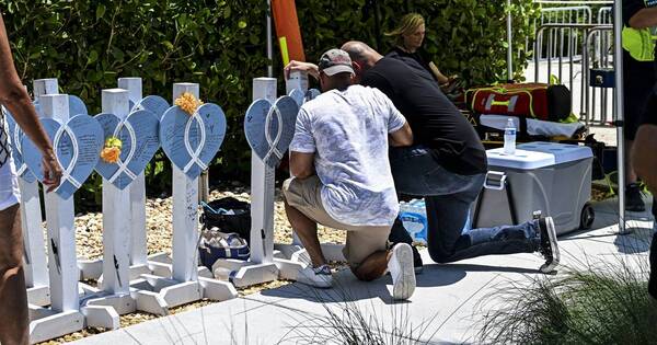 La Nación / La ciudad de Surfside rindió un homenaje a víctimas del derrumbe