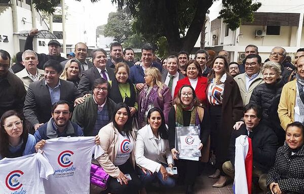 Histórica unidad opositora oficializa la concertación con miras al 2023 - Política - ABC Color