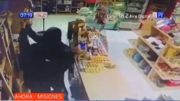 Mujer se luchó contra un asaltante con un machete en Ayolas - PARAGUAYPE.COM