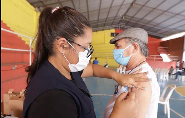 Preocupa que menor número de vacunados con refuerzo sea entre personas de 12 a 39 años