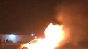¡En fiesta de San Juan, pelota tata incendió un auto!