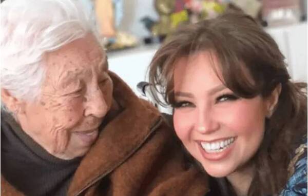 Crónica / [VIDEO] El adiós de Thalía a su abuelita fallecida a los 104 años