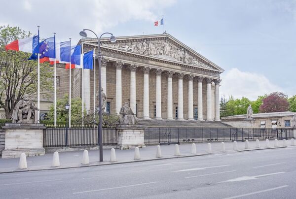 Macron pierde la mayoría en el Parlamento, tras avance histórico de extrema izquierda y derecha - MarketData