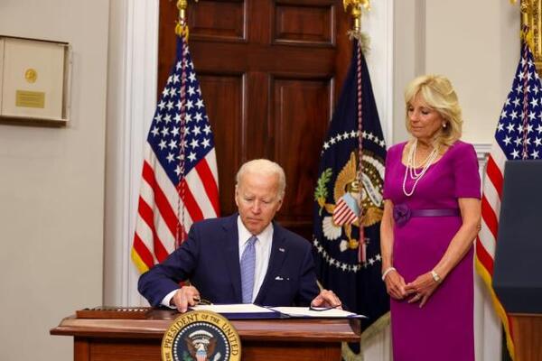 Biden firma histórica ley sobre control de armas y dice: “se van a salvar vidas”