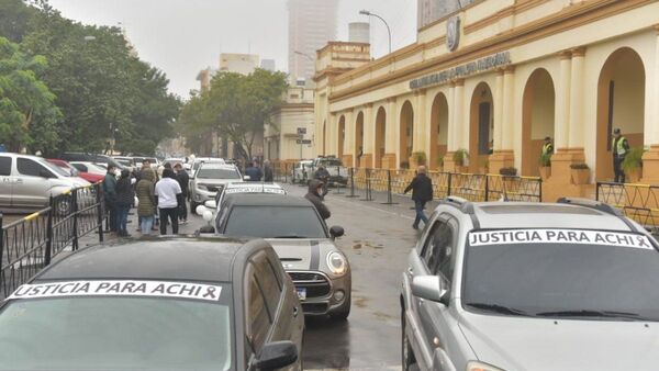 Familiares de hombre calcinado llegan hasta la Comandancia para exigir justicia