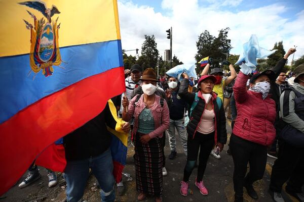 Manifestantes vuelven a reunirse en zona de disturbios de capital de Ecuador - Mundo - ABC Color