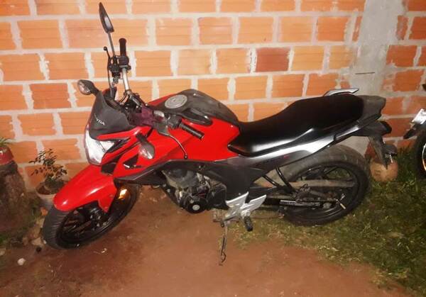 Hurtan una moto del patio de una casa en Luque •