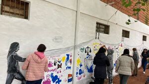 Estudiantes realizan colorido mural comunitario en San Lorenzo