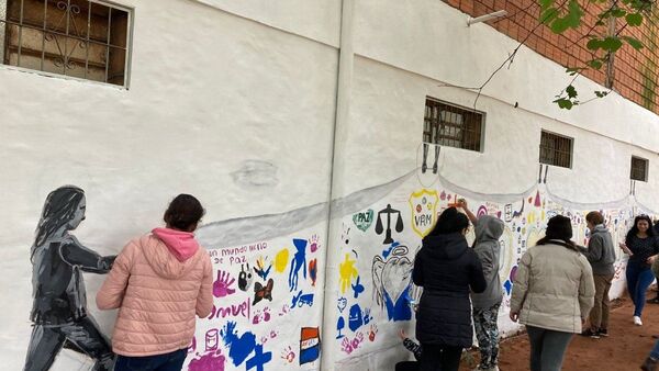 Estudiantes realizan colorido mural comunitario en San Lorenzo