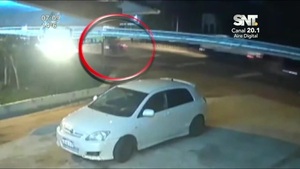 Motociclista y acompañante se salvan de milagro luego de que un auto les pasara por encima - SNT