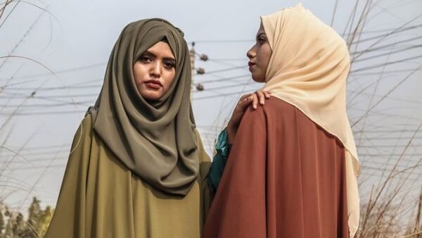 Arrestan a jóvenes en Irán por retirar su hijab