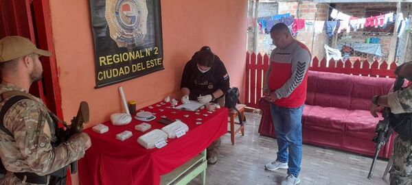 Un detenido y casi cinco kilos de cocaína incautados en CDE - ABC en el Este - ABC Color