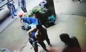 (VIDEO) Karai se bajó desnudo de bus, se vistió y atacó a una doña en mercado de San Lorenzo