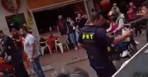 La Nación / Policía Municipal se enfrascó a golpes con un conductor en CDE