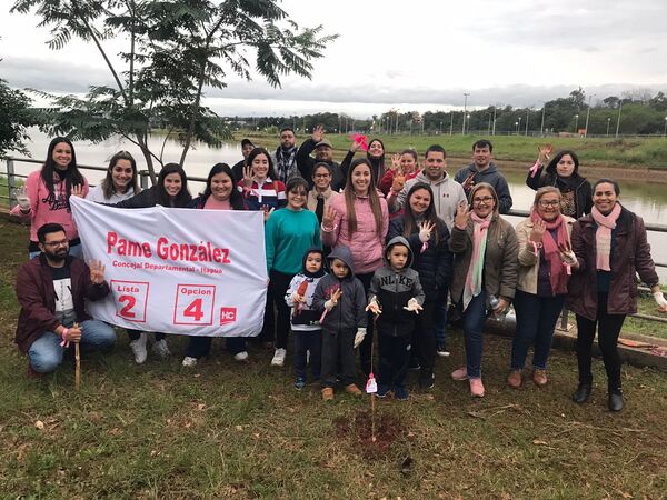 Compromiso con el medioambiente, el equipo de Pame González plantó 50 árboles nativos