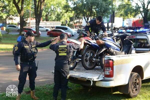 Turba de cuidacoches agrede a agente de la PMT - La Clave