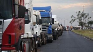 Transportistas aguardan reducción de costo de combustible