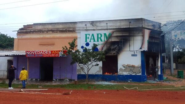 Incendio consume cuatro salones comerciales en San Pedro