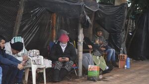 IPS habilita carpa, pero familiares siguen pasando frío cerca de Urgencias