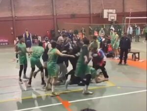 Sindican a un descontrolado padre como agresor en intercolegial capitalino  - Policiales - ABC Color