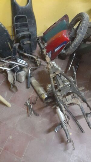 Detienen a un sujeto en flagrancia al desarmar motocicleta robada - Policiales - ABC Color