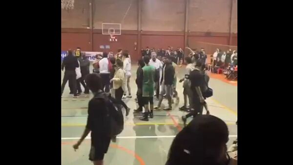 Partido de básquet termina a golpes en intercolegial de Las Teresas